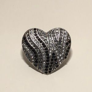 🩵3 for $15
Stretchy (One size) Silver Heart with black and white rhinestones.